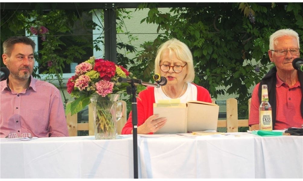 Ralf-Markus Lehmann, Carla Gramkow und Dieter Gutzeit (v. l.) lesen im Rahmen des „Literarischen Kabinetts“ auf dem Kirchplatz aus Werken namhafter Autoren. Foto: möh